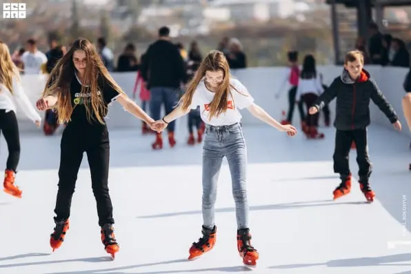 Zdjecie mlodziezy na syntetycznym lodowisku