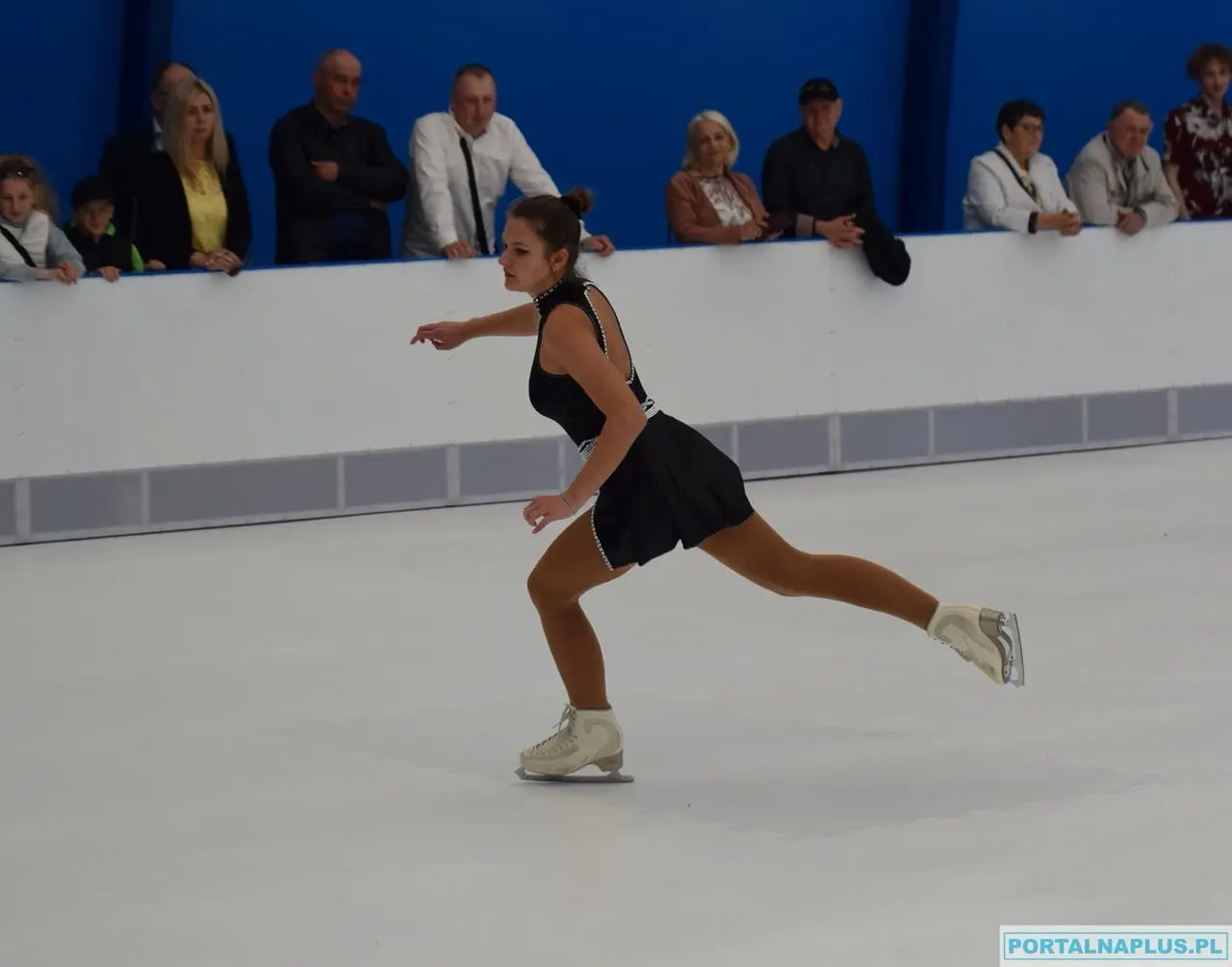 Trening łyżwiarstwa figurowego na lodzie syntetycznym