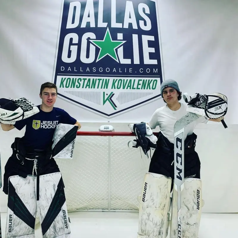 Trening hokeja i łyżwiarstwa figurowego na lodzie syntetycznym