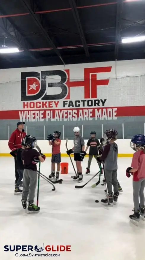 Trening hokeja i łyżwiarstwa figurowego na lodzie syntetycznym