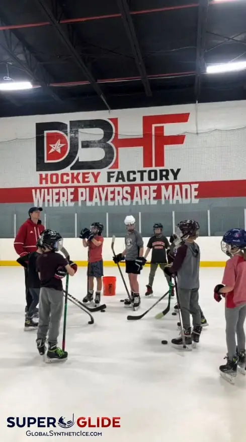 Trening hokeja i łyżwiarstwa figurowego na lodzie syntetycznym