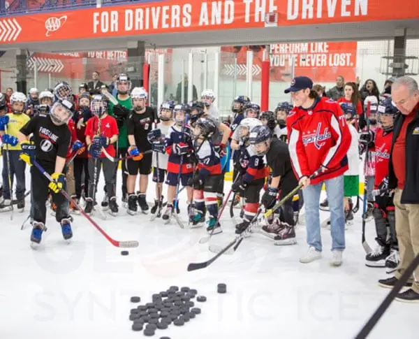 Trening hokeja i łyżwiarstwa figurowego na lodzie syntetycznym