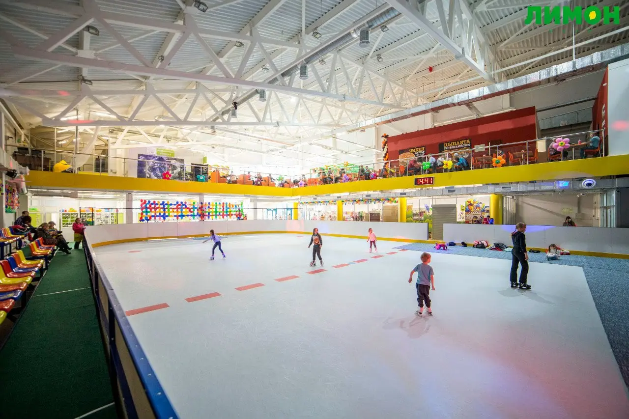 Syntetyczne lodowisko w centrum handlowym, sztuczne lodowisko w centrum handlowym