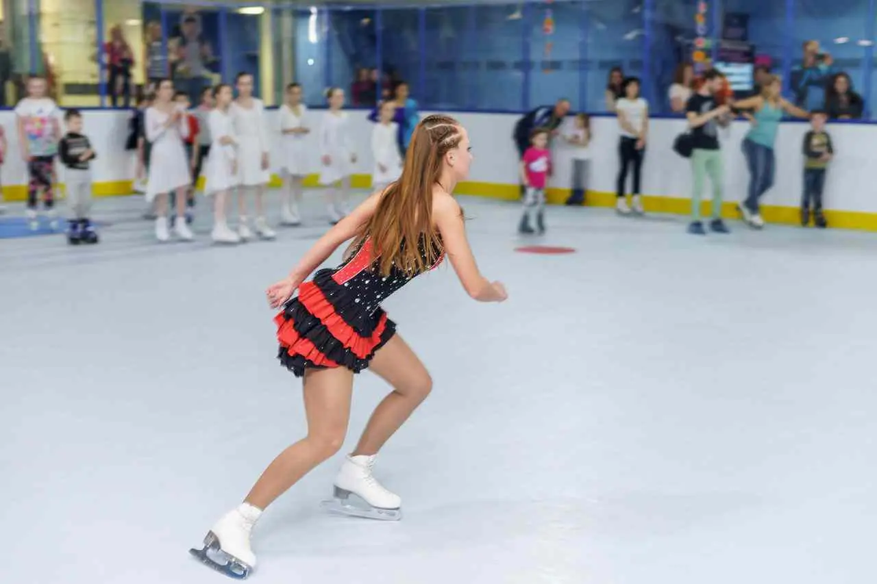 Trening łyżwiarstwa figurowego na lodzie syntetycznym