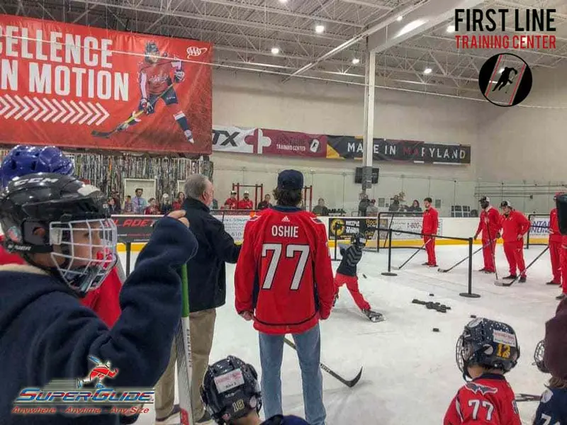 Trening hokeja i łyżwiarstwa figurowego na lodzie syntetycznym