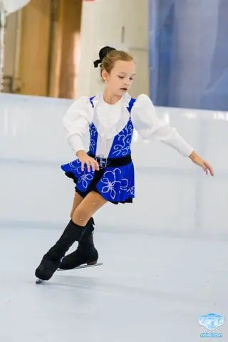 Trening łyżwiarstwa figurowego na lodzie syntetycznym