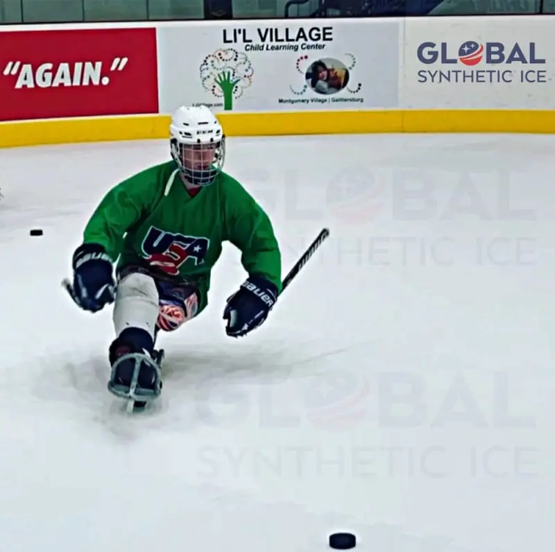 Trening hokeja i łyżwiarstwa figurowego na lodzie syntetycznym