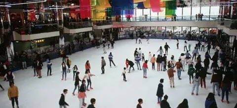Syntetyczne lodowisko w centrum handlowym, sztuczne lodowisko w centrum handlowym