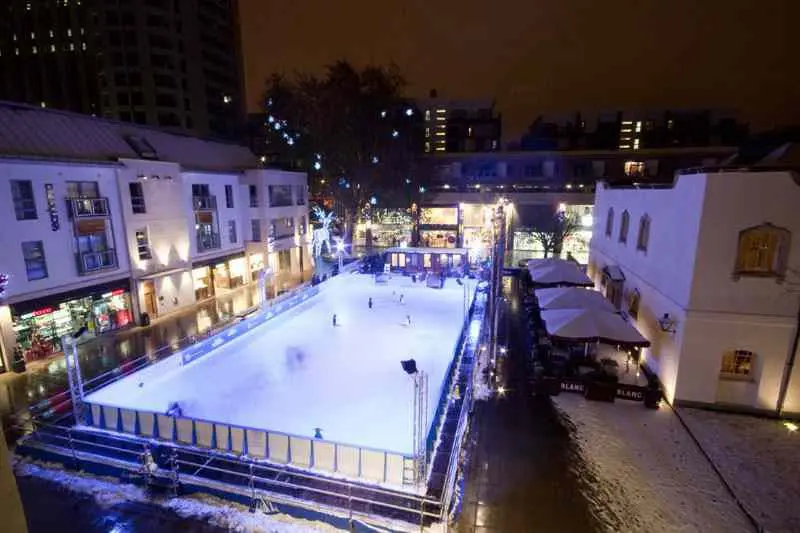Syntetyczne lodowiska i sztuczne lodowiska są korzystne dla miast