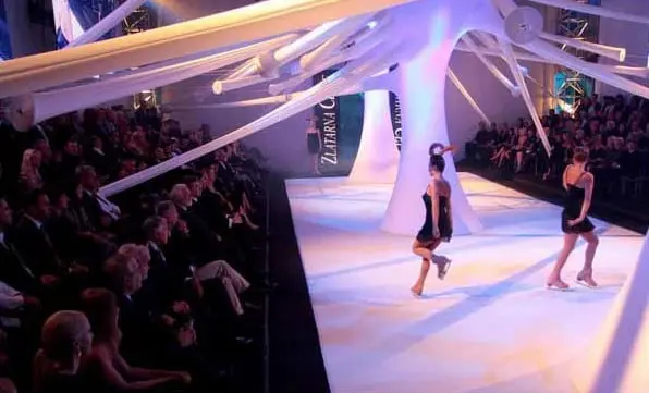 Eventy na lodzie, przedstawienia na syntetycznym lodzie